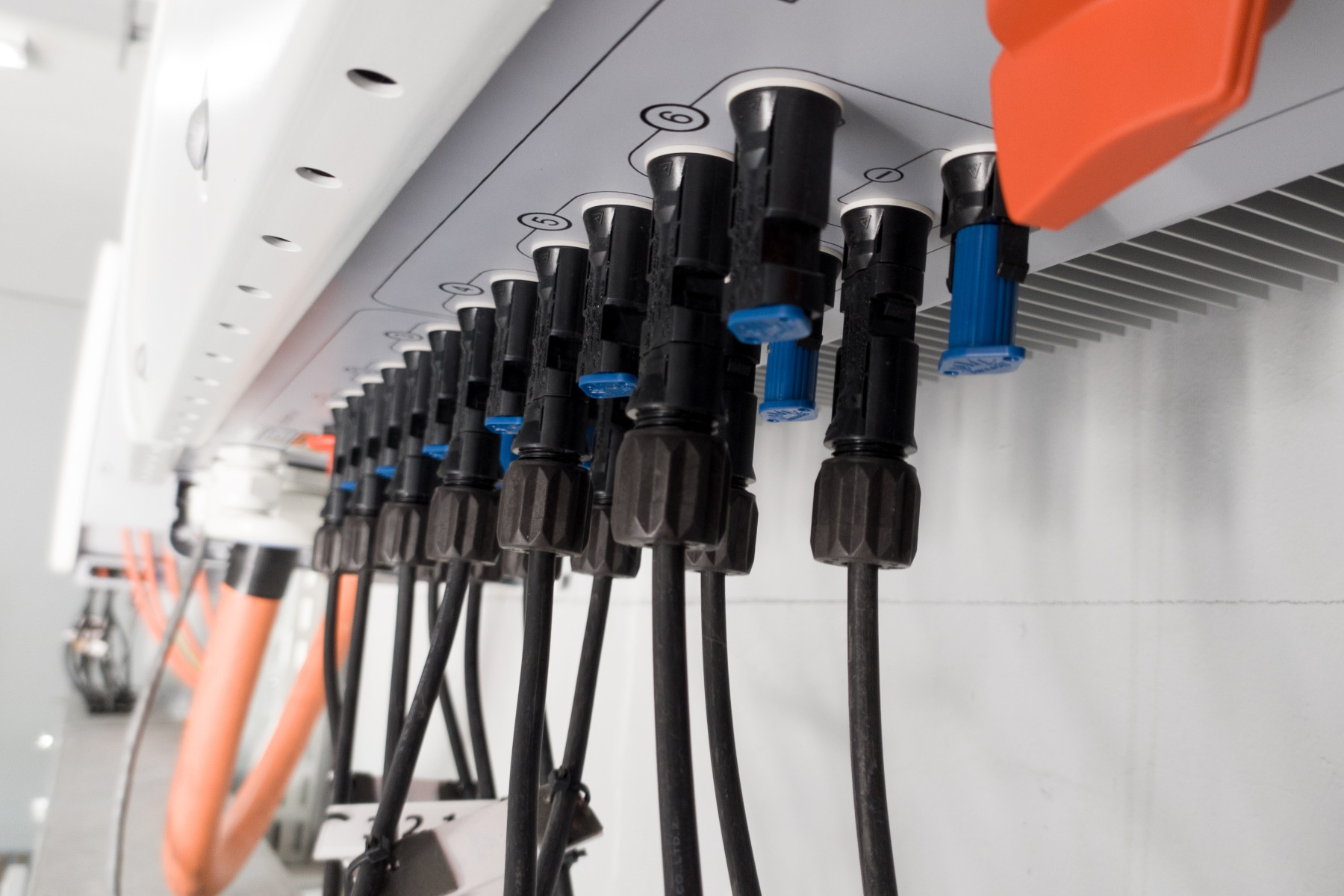 Nahaufnahme: Kabel zur Übertragung von Strom stecken in Wechselrichter.